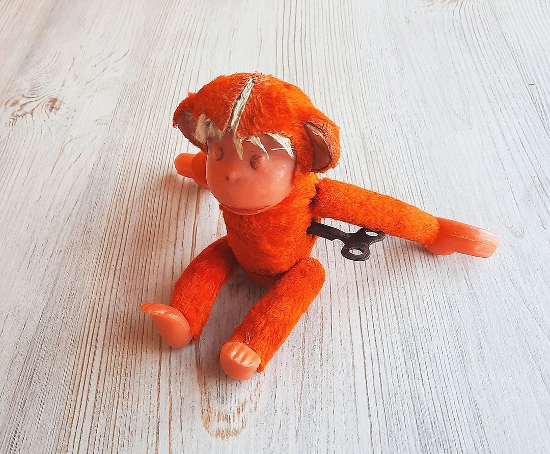 Soviet old mechanical wind up toy Monkey - vintage Russian orange winding doll - 玩具/玩偶 - 其他材质 橘色