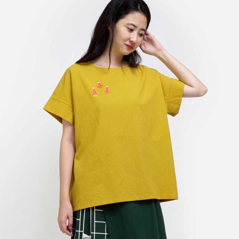 三只脚的三脚锥上衣-芥黄色 - 女装 T 恤 - 棉．麻 黄色