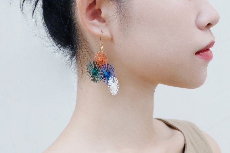 (4/15下架 即不再制) 花火节缕空刺绣耳环 (绽放款) - 耳环/耳夹 - 绣线 多色