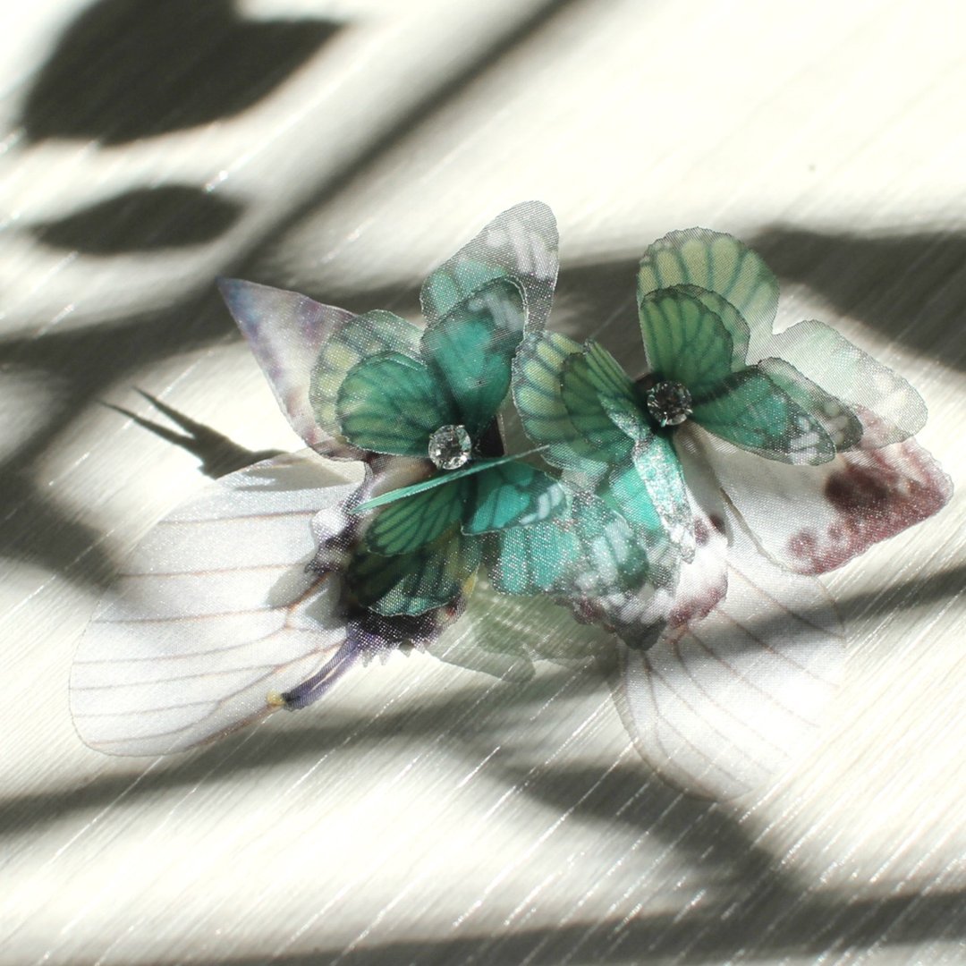 不对称蝴蝶耳环一对&amp;水钻925银耳针 pierced or clip-on earring - 耳环/耳夹 - 丝．绢 绿色