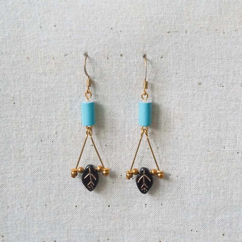 【小卷纸手作/纸艺/饰品】黑蓝抢眼叶子耳环 - 耳环/耳夹 - 纸 蓝色