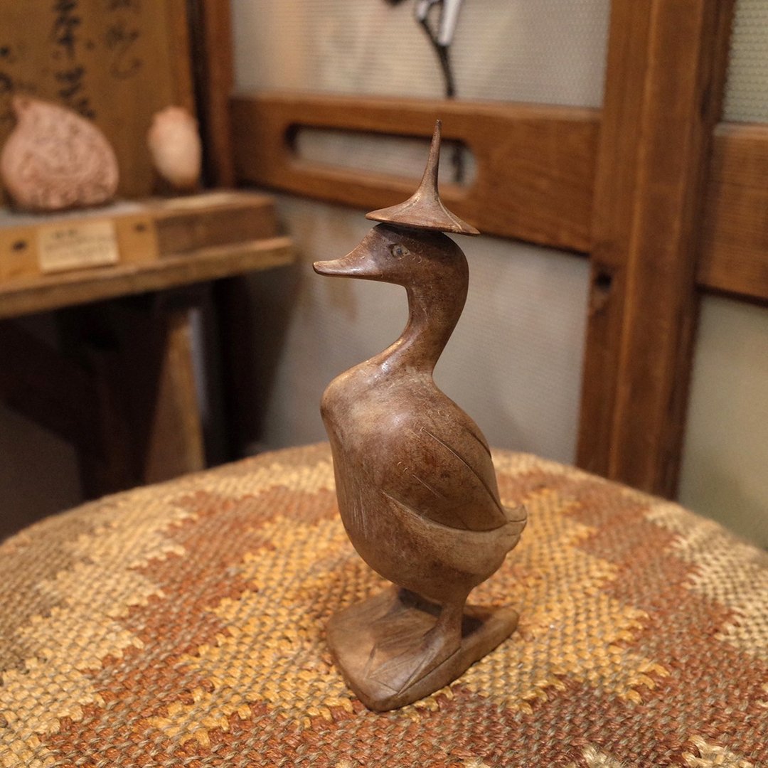 日本老件.木头雕刻.戴帽子鸭造型木头摆件.高16cm木鸭摆饰.皮壳美 - 摆饰 - 其他材质 
