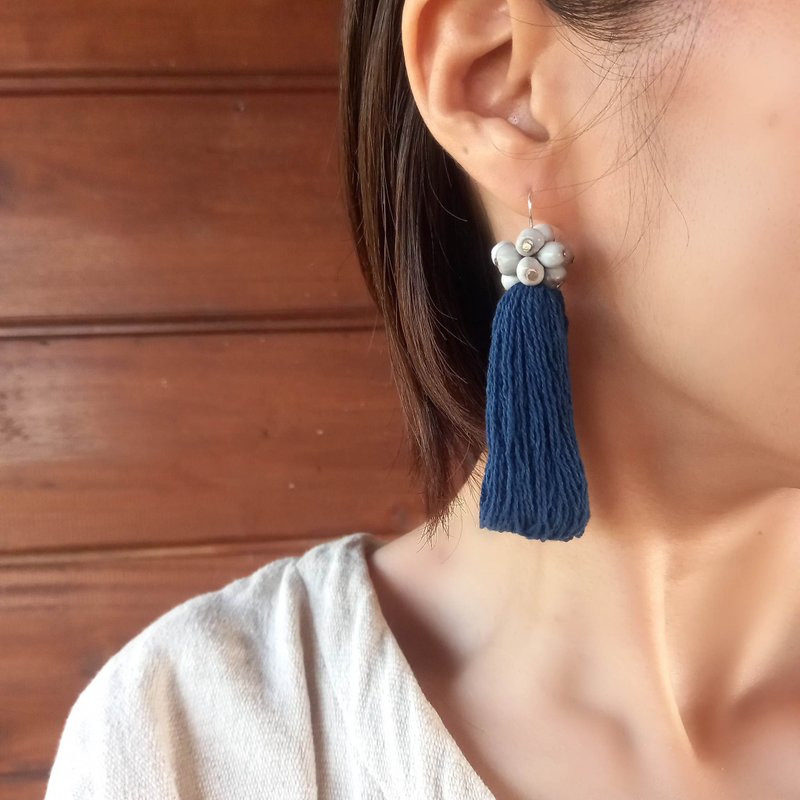 草木染棉线流苏与薏苡耳饰 蓝色 / 耳针 or 夹式耳环 / 卡伦族 - 耳环/耳夹 - 棉．麻 蓝色