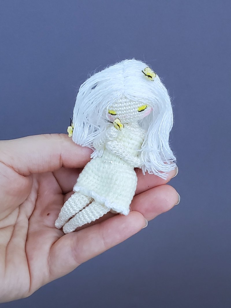 Miniature crocheted doll. Dollhouse miniature. Home decor. Cute gift for friend. - 玩具/玩偶 - 棉．麻 黄色