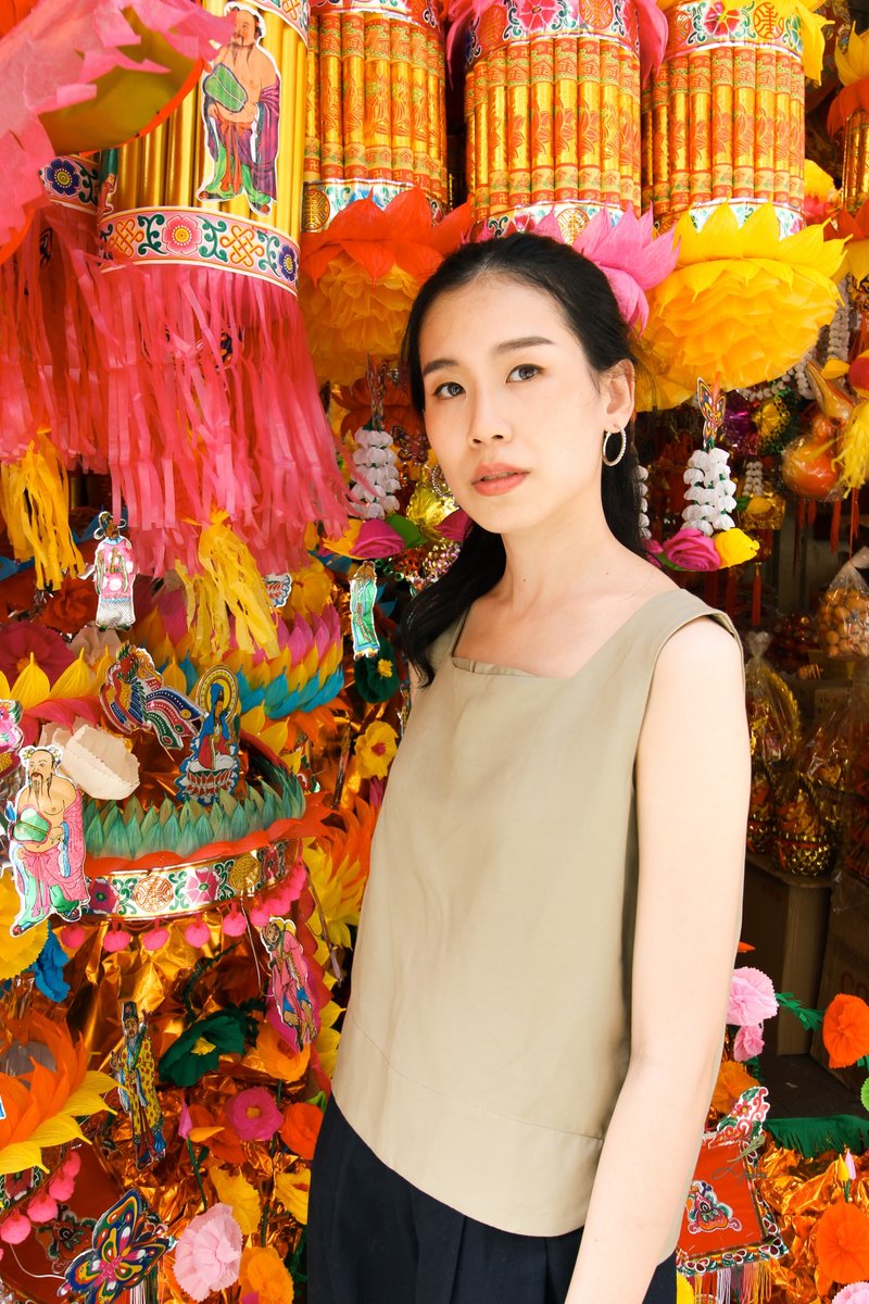 Sleeveless shirt square neck style with beige color - 女装上衣 - 棉．麻 卡其色