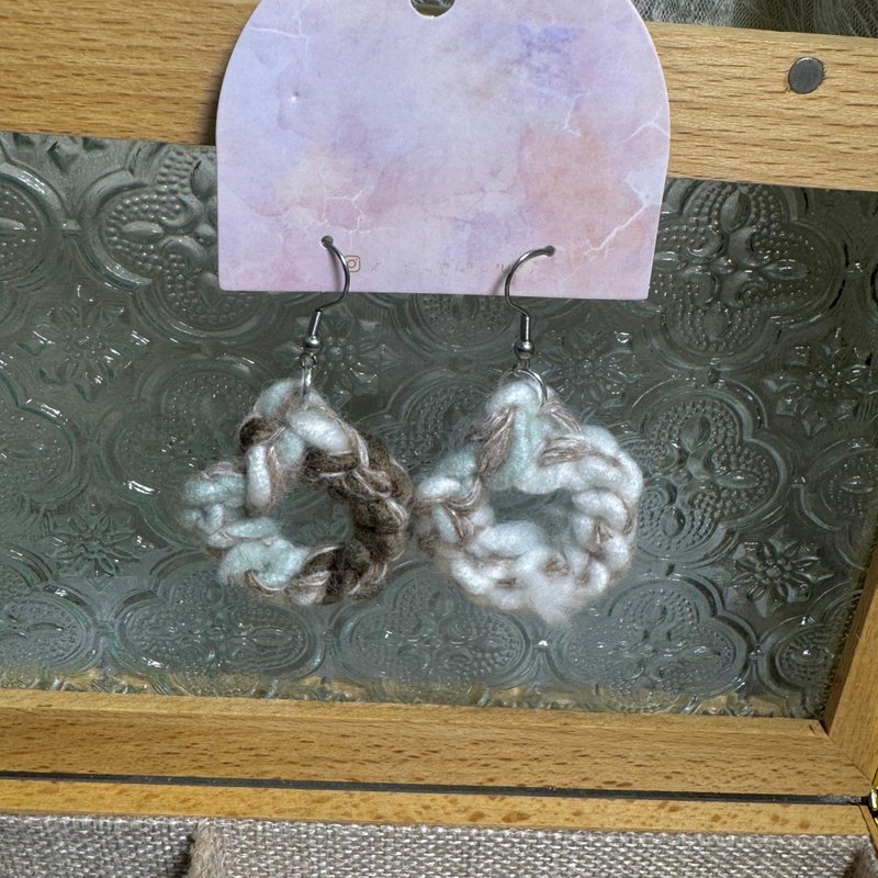 MUMU 薄荷巧克毛茸圈圈耳勾式耳环 925银针 HAND MADE - 耳环/耳夹 - 棉．麻 