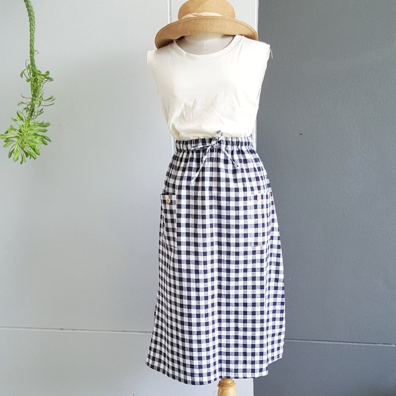 Nerdy Skirt with Wooden buttons-Black Tartan - 裙子 - 棉．麻 多色
