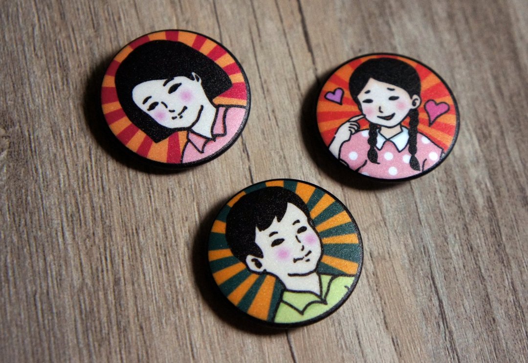 小学课本有事吗【彩色迷你胸针】-3个一组“小明、小美、小英” - 徽章/别针 - 塑料 