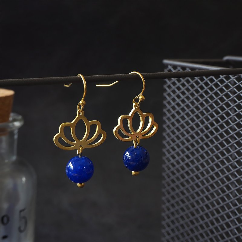 Lotus flower earrings with deep blue stone (brass hand made) - 耳环/耳夹 - 铜/黄铜 蓝色