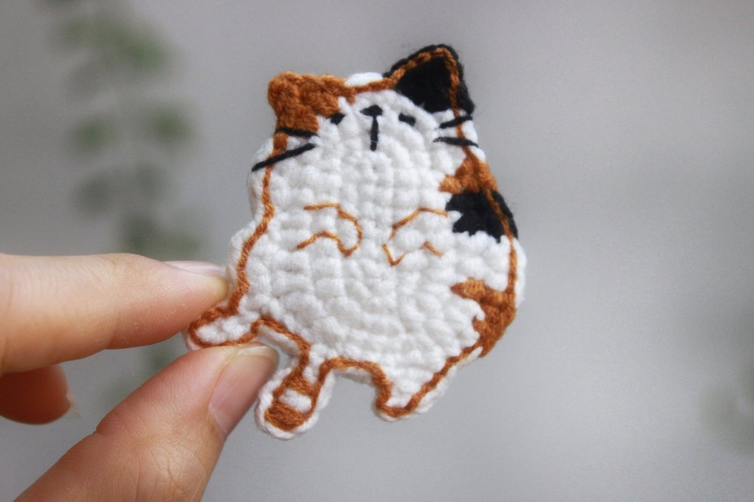 憨憨猫胸针 | 纯棉针织小物 | 猫咪帆布包别针 | 毛线衣物饰品 - 胸针 - 棉 