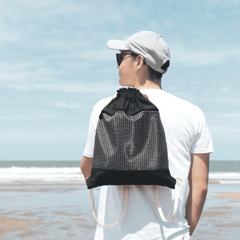 【黑白极简时尚】环保黑格包-束口后背包 │回收宝特瓶制环境友善 - 束口袋双肩包 - 环保材料 