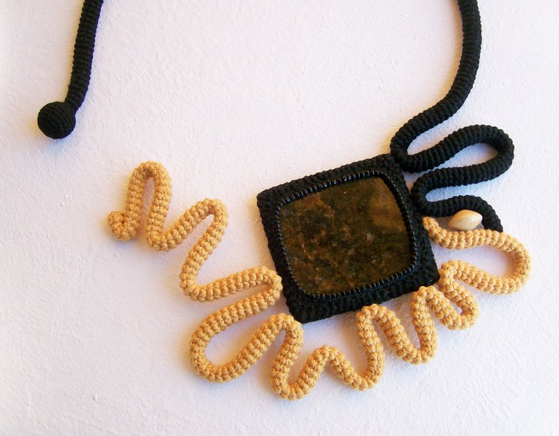 Crochet Necklace Square Granite Stone Mustard Yellow Black Abstract Sunflower - 项链 - 绣线 黄色