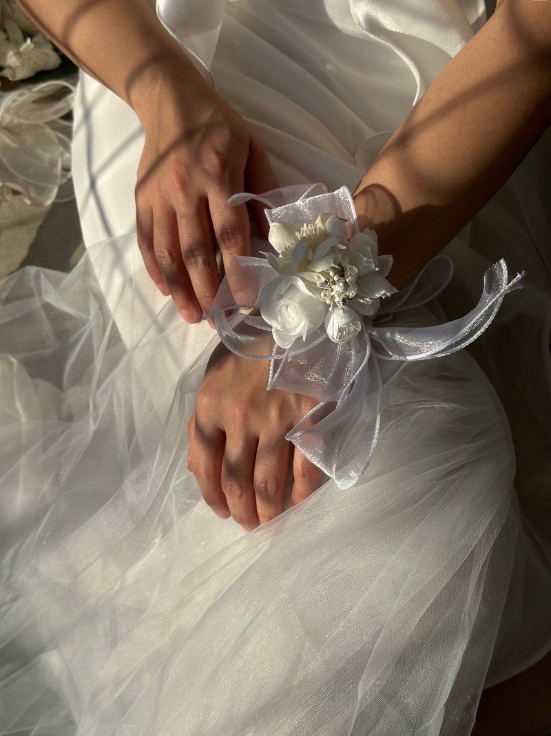 2朵1组纯白色系手作花,胸花,布纱花,手腕花,礼服花,婚宴配饰,舞台 - 胸花/手腕花 - 聚酯纤维 白色
