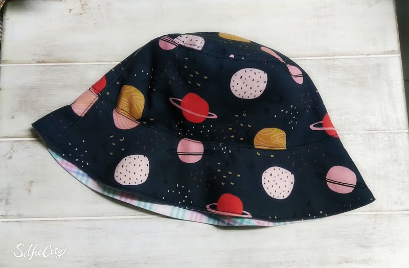 宇宙星球 粉色格纹双面渔夫帽 遮阳帽 - 帽子 - 棉．麻 多色