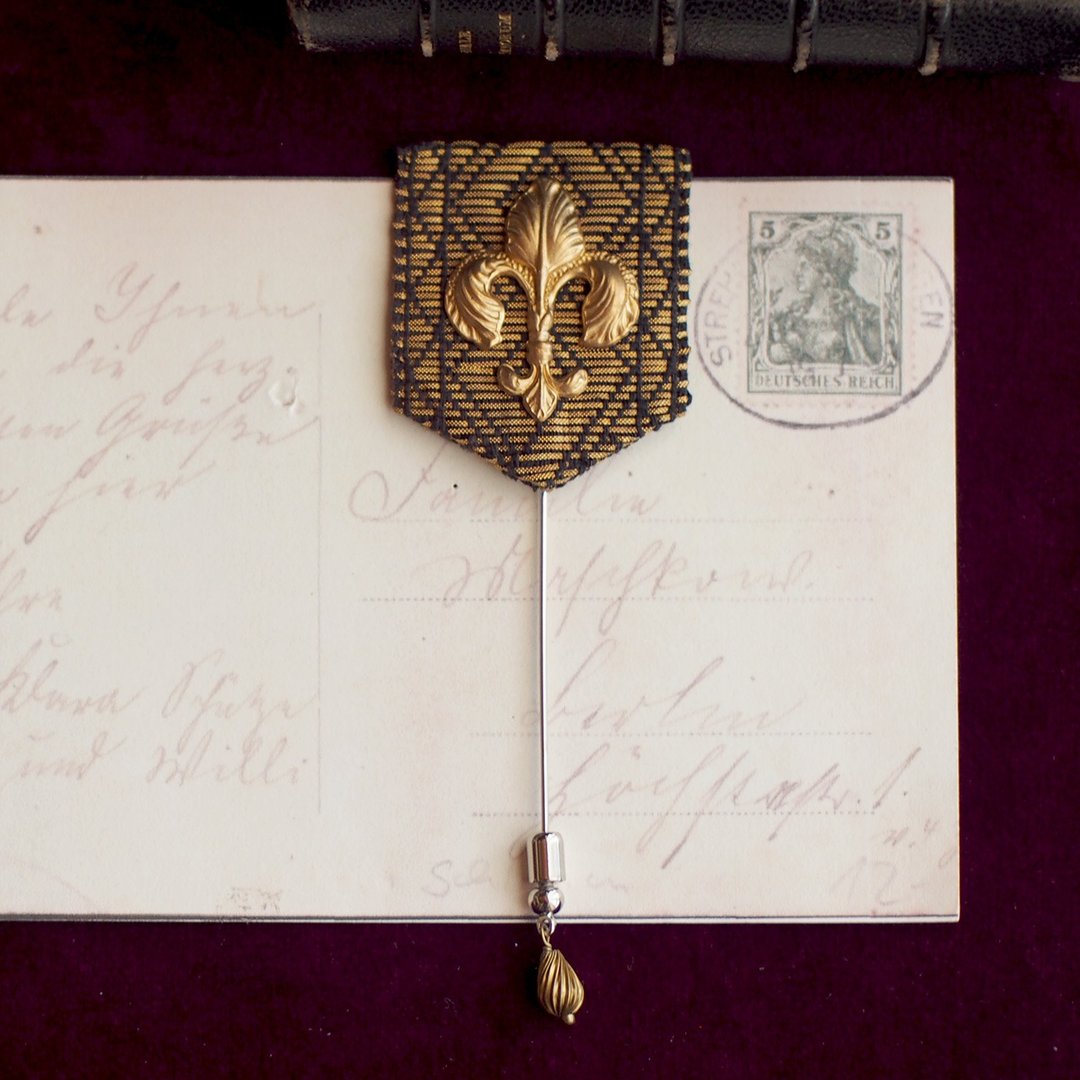 Lily's medal Pin Brooch Gold BIG - 胸针 - 其他人造纤维 金色