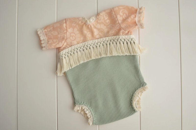 Newborn girl beige and green lace photo prop romper. Frilly onesie first picture - 其他 - 其他材质 绿色