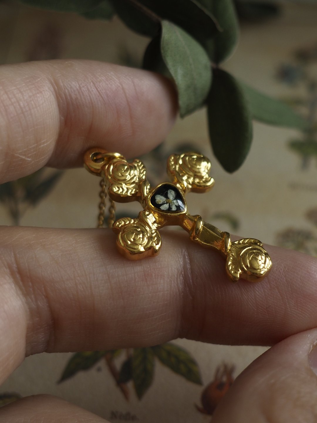 Pressed flower necklace, Steel cross necklace, Real dry flower necklace - 项链 - 植物．花 金色