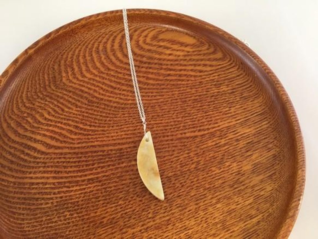 Natural jade from Myanmar ◇ Half Moon ◇ silver pendant - 项链 - 宝石 