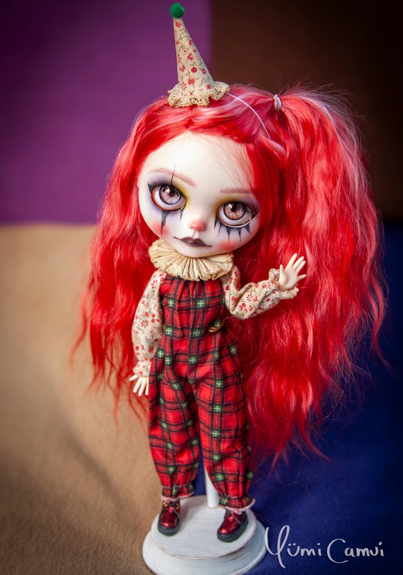 定制化 OOAK Blythe 娃娃小丑女孩，由 Yumi Camui 设计 - 玩偶/公仔 - 塑料 