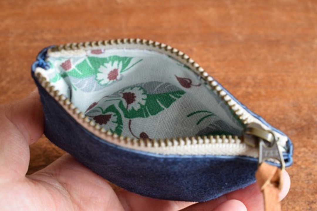 Cute pattern pouch inside S Navy blue x leaf pattern - 化妆包/杂物包 - 真皮 