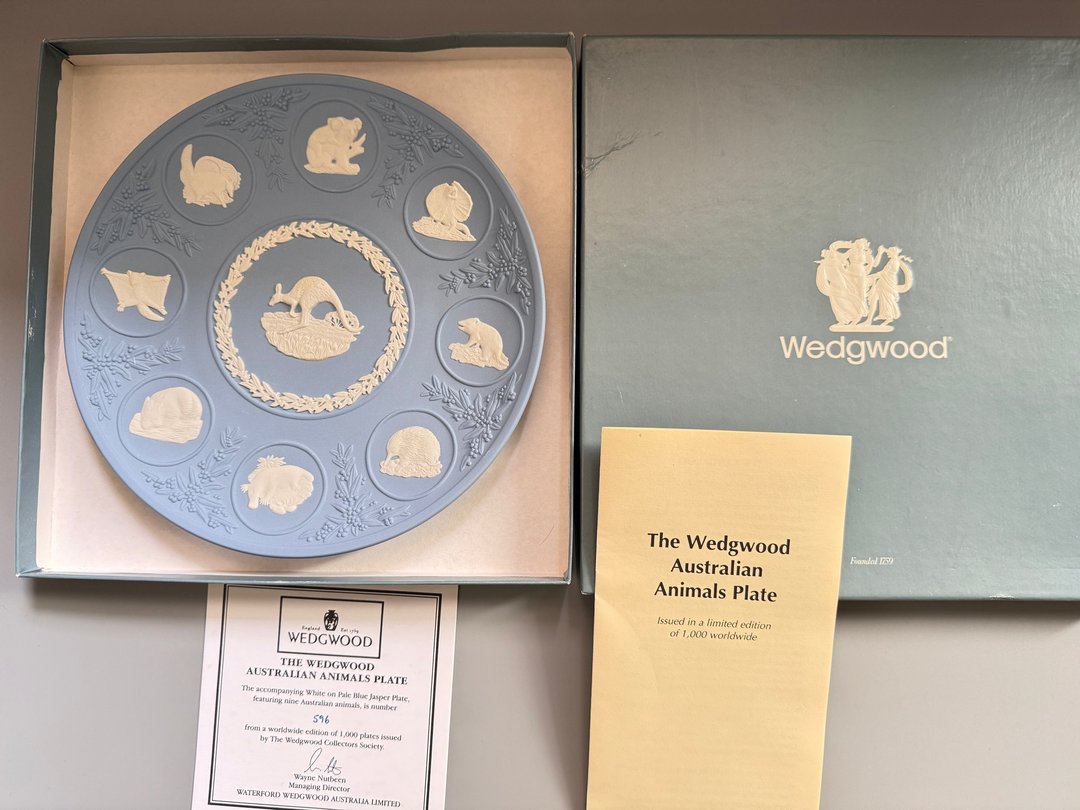 金银宝贝  英国制经典瓷器 WEDGWOOD 蓝白经典澳洲动物陶瓷盘子 - 摆饰 - 其他金属 金色