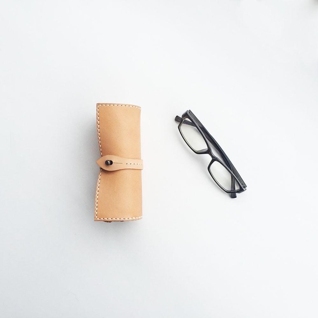 Scroll glasses case using Tochigi leather Nume leather - 其他 - 真皮 卡其色
