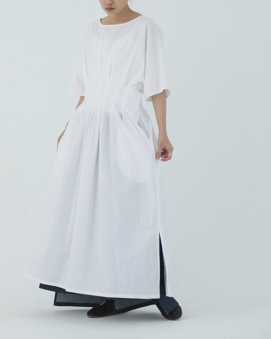 川 衣 WEAR BEING  宽领腰部打褶洋装 压纹白 - 洋装/连衣裙 - 棉．麻 白色