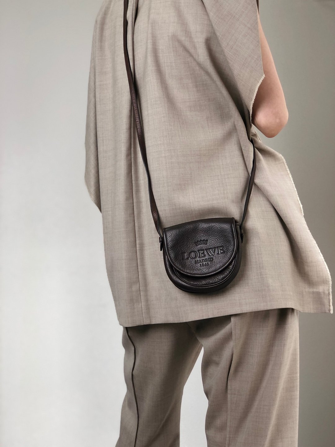 【日本直送 名牌中古包】LOEWE 罗威 侧背包 棕色 压纹 Logo 皮革 迷你侧背包 vintage 古董 iavthk - 侧背包/斜挎包 - 真皮 咖啡色