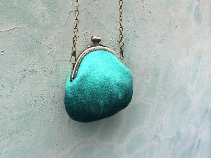 [羊乐多羊毛毡乐园] 绿玫瑰花瓣纹斜背口金包 - 零钱包 - 羊毛 