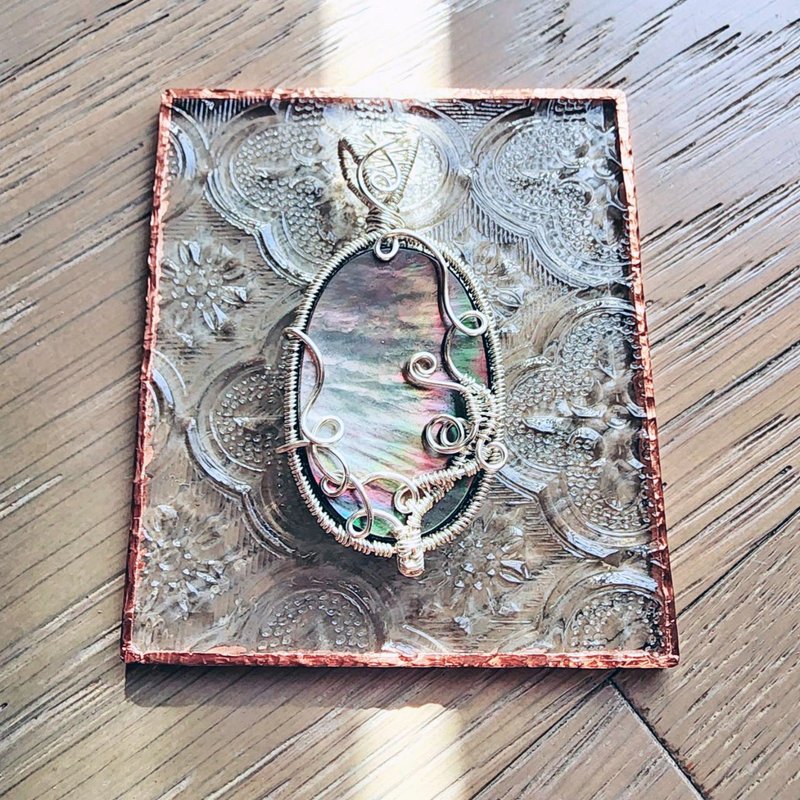 【曲水辰手作】黑蝶贝金属线编织吊坠 - 项链 - 贝壳 多色