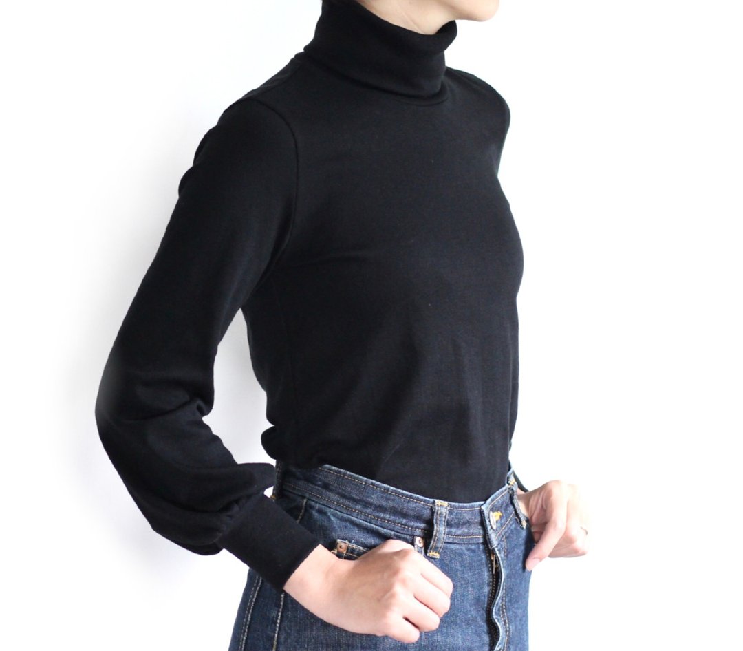 Sticking to the shape Adult turtleneck gather long sleeve T-shirt - 女装上衣 - 棉．麻 黑色