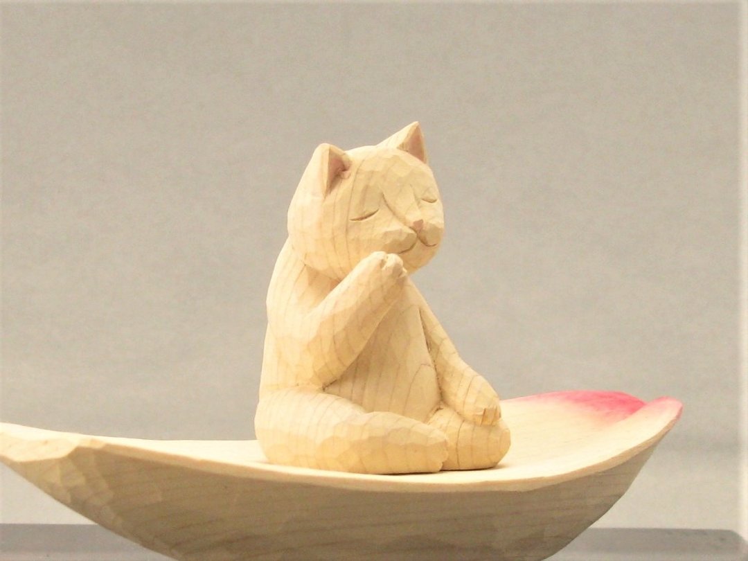 A carving cat.Maitreya Bodhisattva cat sitting in lotus petal.001622 - 摆饰 - 木头 白色