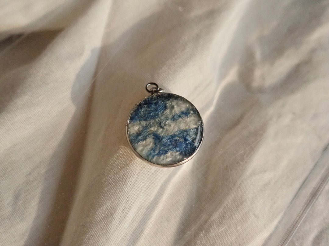 Cloudy sky, pendent from left over thread and resin - 项链 - 树脂 