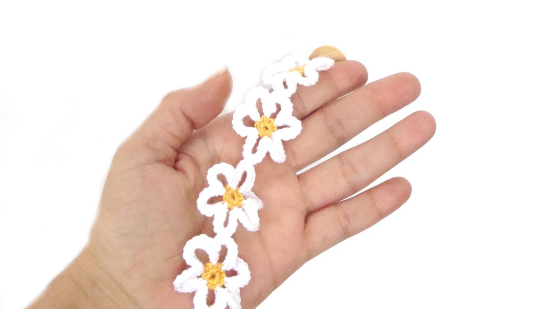 Daisy flower bracelet crochet , fiber textile jewelry, white daisy crochet bracelet, floral textile jewlery, daisy flowers bracelet, - 手链/手环 - 棉 白色