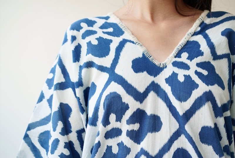 【手工蓝染】  包边V领斗篷/长款洋裝 - 洋装/连衣裙 - 棉．麻 蓝色