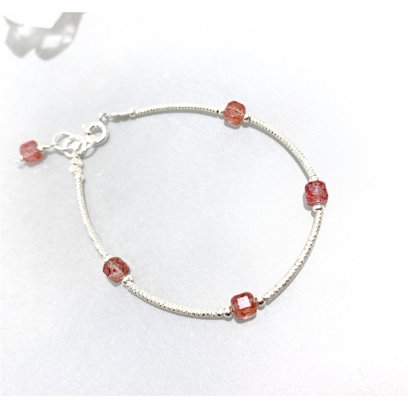 Ops Strawberry Crystal silver bracelet 草莓晶/极简/925银/恋 - 手链/手环 - 其他金属 粉红色