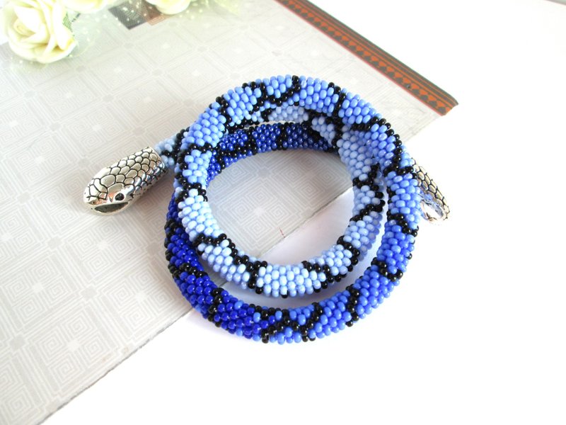 Snake necklace bracelet Bead crochet snake Blue Very Peri Color Cornflower Blue - 手链/手环 - 其他材质 蓝色