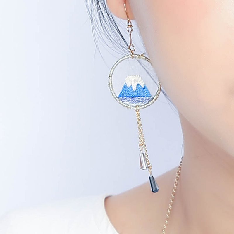 鹿栗塔原创设计手工刺绣夏日清凉蓝山与海刺绣项链耳环 - 耳环/耳夹 - 绣线 