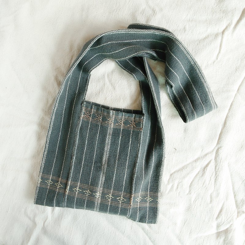 Karen shoulder bag M / indigo gray / plant dyeing, hand-woven, hand-sewn / cotton - 侧背包/斜挎包 - 棉．麻 灰色