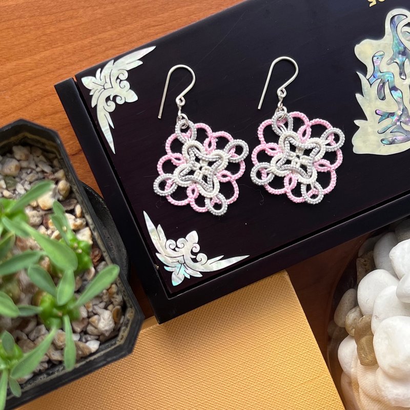 │Littlemoliu│手工梭编 - 三层如意耳环 - 象牙白/浅灰/粉红 - 耳环/耳夹 - 绣线 粉红色