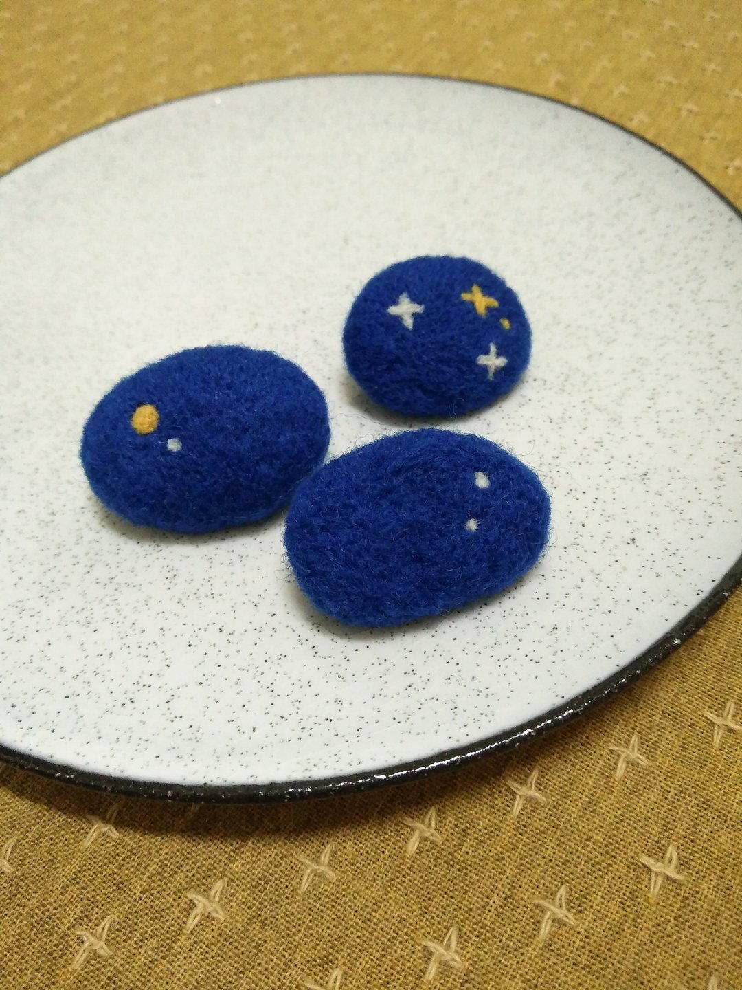 手作羊毛毡别针 星空 - 胸针 - 羊毛 蓝色