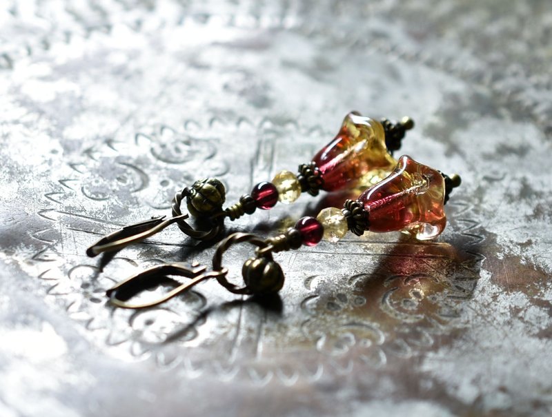 天使にラッパのようなドイツヴィンテージビーズとシトリンガーネットのピアス イエローとサーモンピンク - 耳环/耳夹 - 玻璃 红色