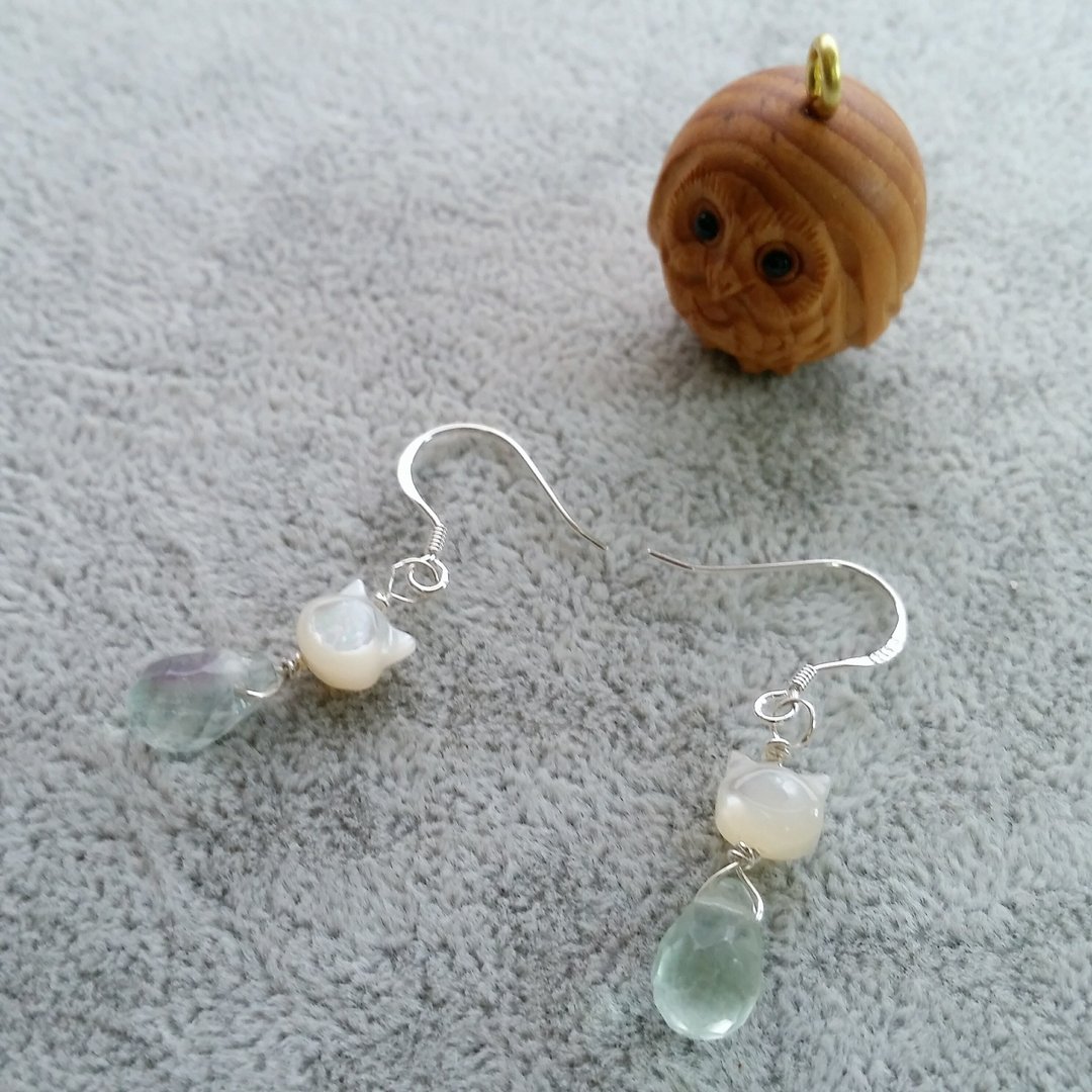 订制~贝母小猫淡绿色萤石 纯银耳环 cat shape mother pearl, flourite 925 silver earring - 耳环/耳夹 - 宝石 绿色