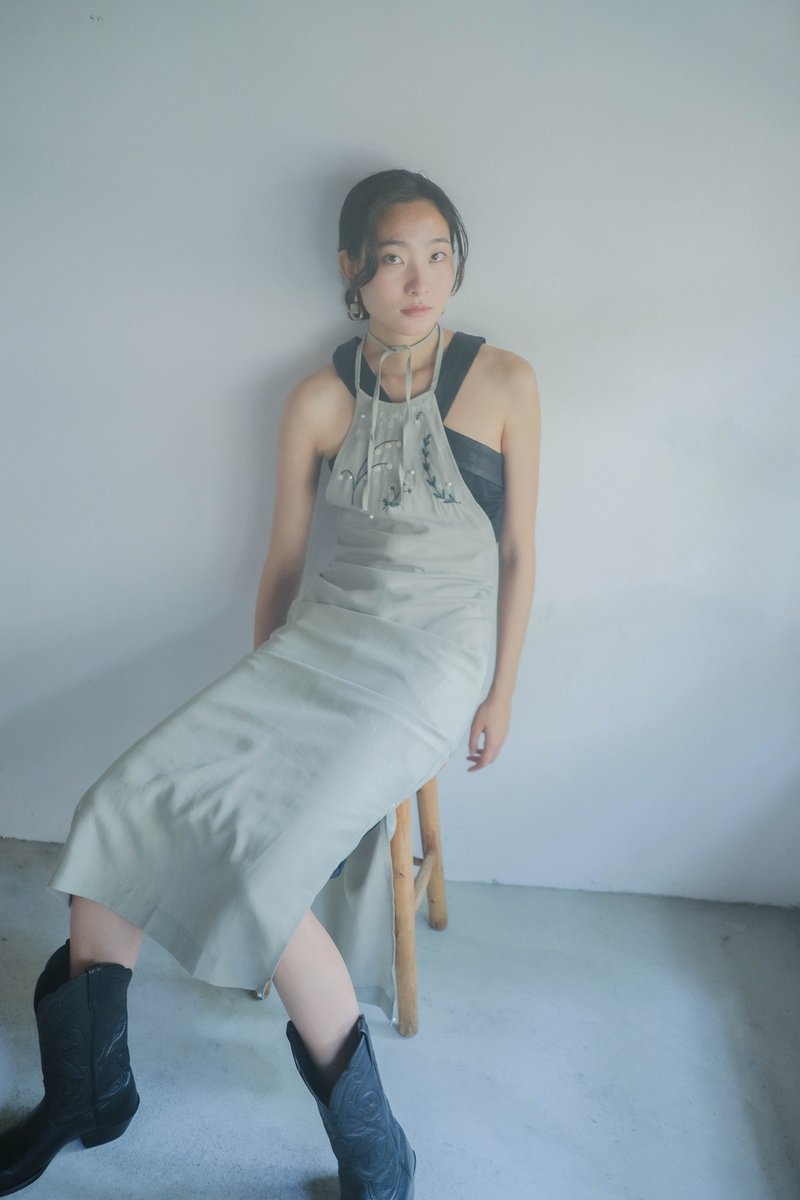 Mumoi Floral Apron Dress 抹茶牛奶花卉刺绣围裙洋装 - 洋装/连衣裙 - 其他材质 多色