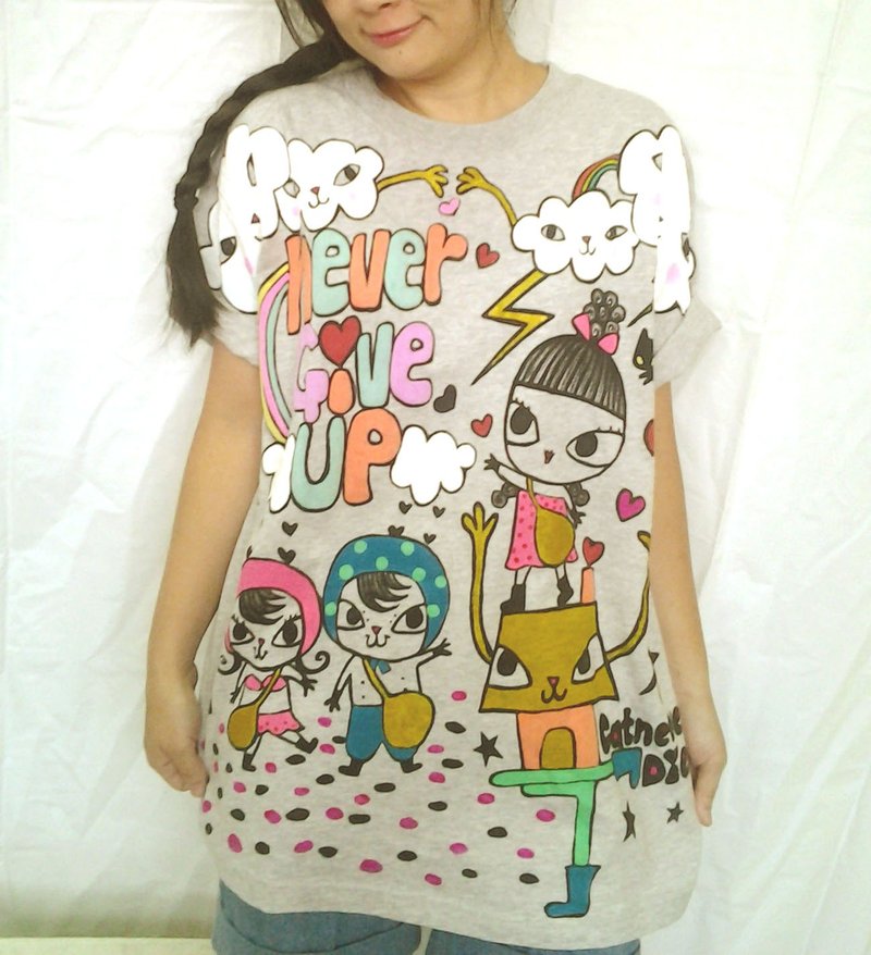 【夏日新品】香港设计自家品牌不死猫手绘full print never give up花灰直身ㄒ-恤 - 女装 T 恤 - 棉．麻 灰色