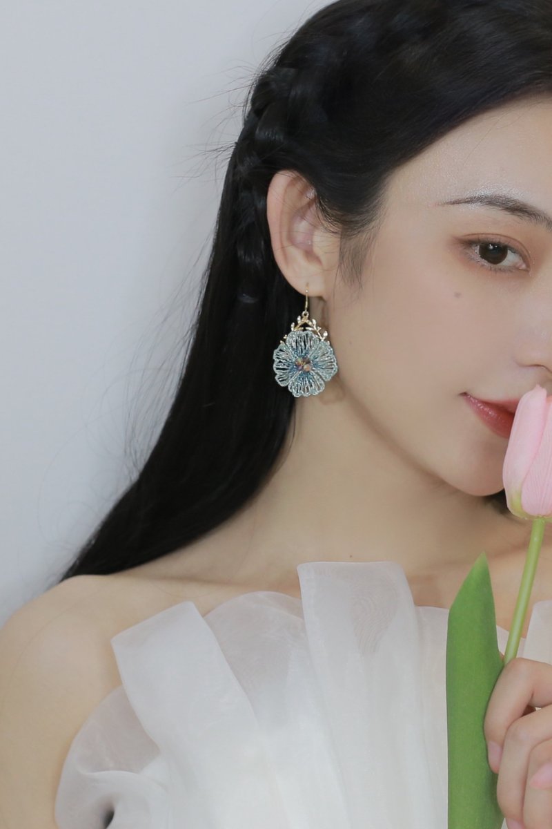 【换季特卖 6折优惠】元森手作 仙气花瓣 定位刺绣耳环 - 耳环/耳夹 - 绣线 粉红色