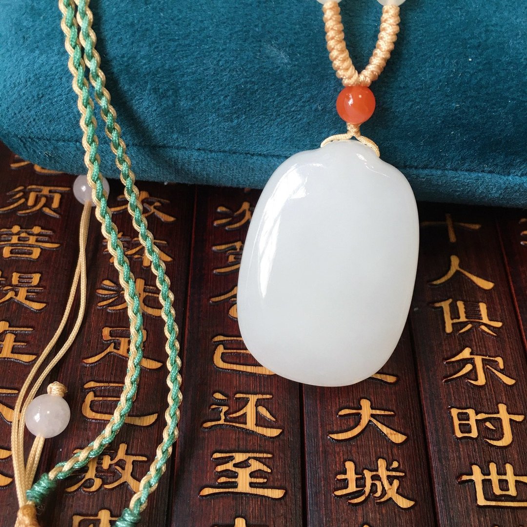 和田羊脂白玉平安扣吊坠 吊坠尺寸39 X 27 X 12毫米上身高贵典雅 - 吊饰 - 玉石 