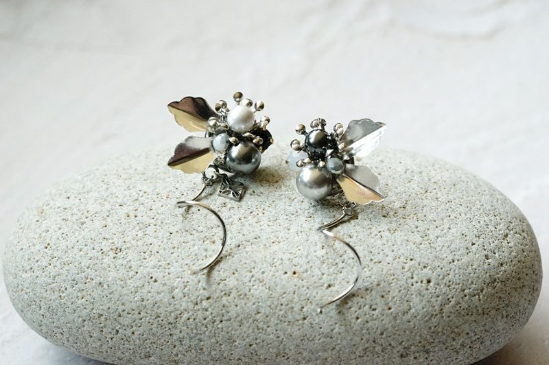 金银花 - 复古花片不对称耳环 (医疗级抗敏钢针 / 耳夹) - 耳环/耳夹 - 水晶 多色