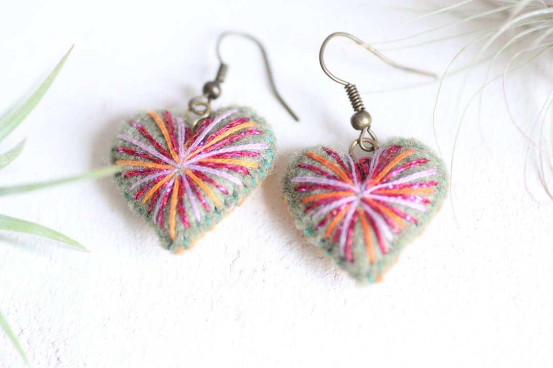 Green Heart earrings - Plumped hearts embroidered with pink lame threads - 耳环/耳夹 - 聚酯纤维 绿色
