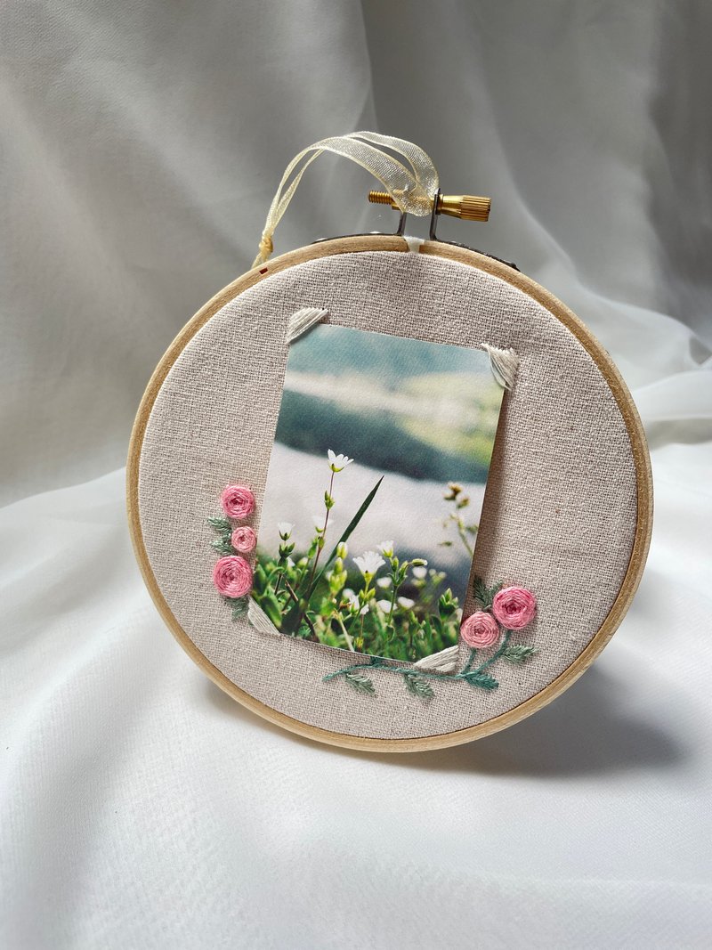 【芳小姐手作】存放回忆刺绣花草相框  小礼物 加纪念文字 - 画框/相框 - 棉．麻 多色